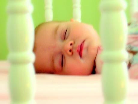 Aiutare il bambino a dormire nel proprio lettino: creare un lettone in miniatura