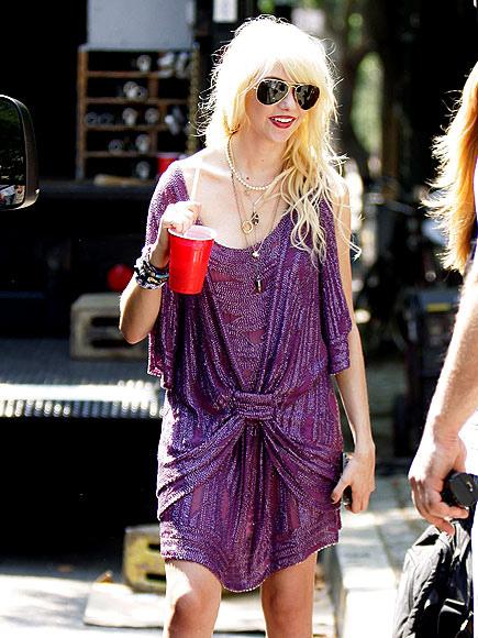 taylor-momsen-violet-dress