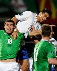 Borriello salta di testa in area avversaria durante Irlanda del Nord-Italia (Getty Images)