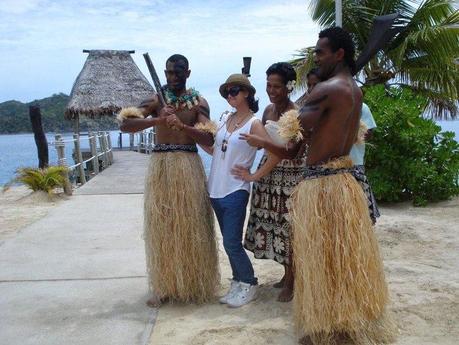 Turisti si divertono durante il Fiji Day su Likuliku Lagoon Resort