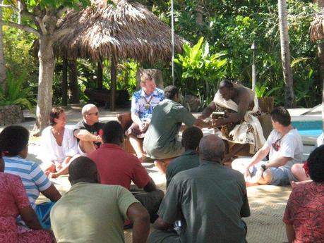 Turisti e staff festeggiano il Fiji Day su Tokoriki