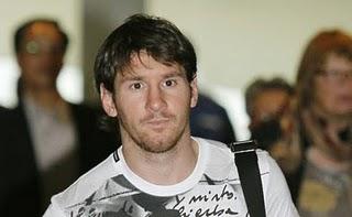 Leo Messi firma, ma con Dolce & Gabbana, non con l'Inter