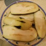 1 tagliare le melanzane a fette