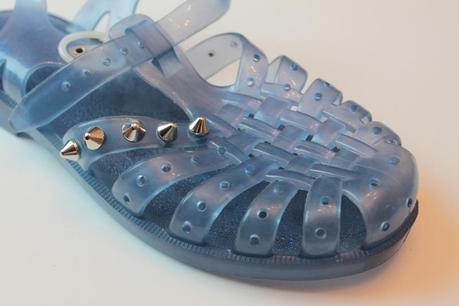 Fashion DIY: Jelly sandals studded / Sandali plastica borchiati