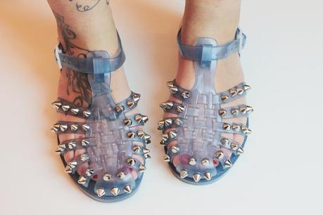 Fashion DIY: Jelly sandals studded / Sandali plastica borchiati