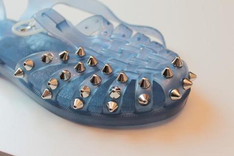 Fashion DIY: Jelly sandals studded / Sandali plastica borchiati