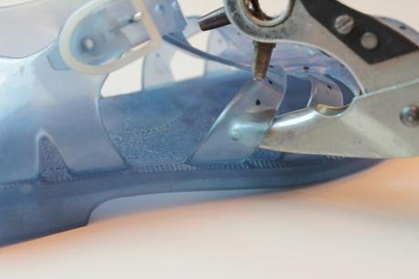 Fashion DIY: Jelly sandals studded / Sandali plastica borchiati