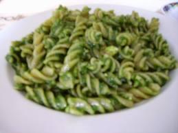 Un piatto di pasta facile ed economico: Fusilli al pesto di rucola