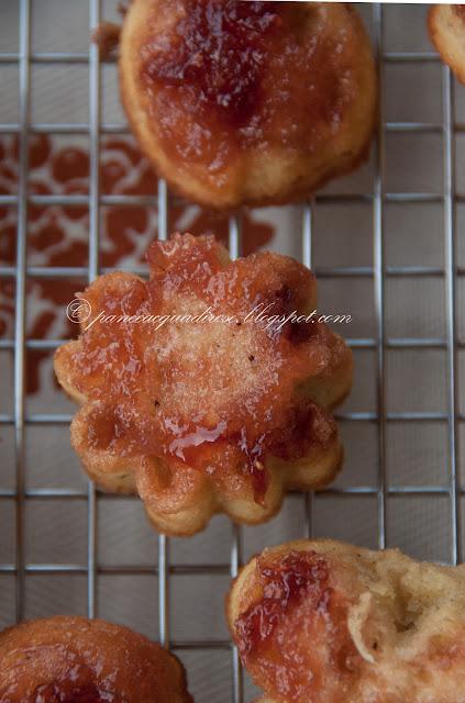 Dolcetti con marmellata di fragole (Little desserts with strawberry jam)