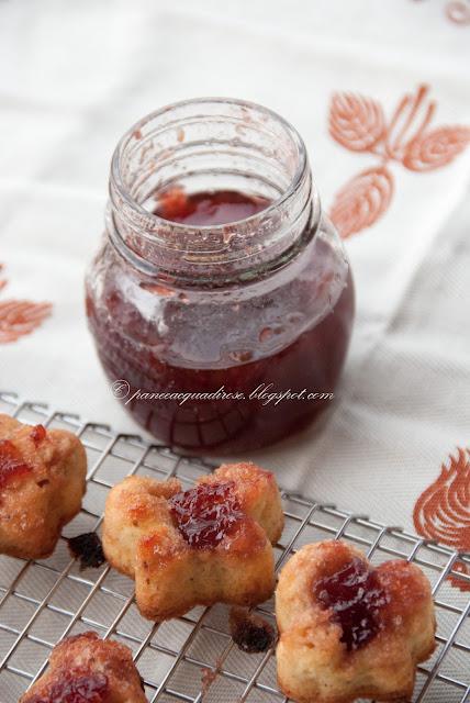 Dolcetti con marmellata di fragole (Little desserts with strawberry jam)