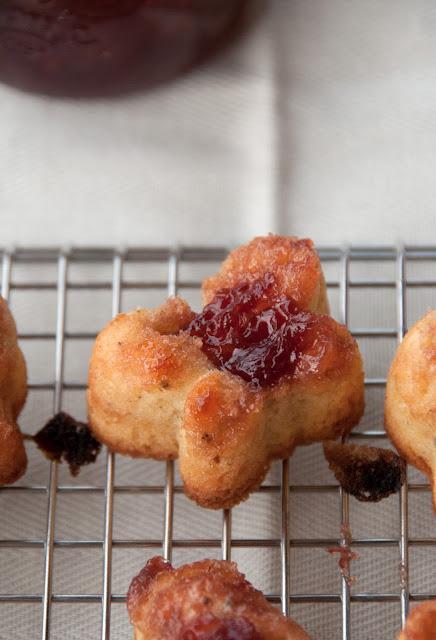 Dolcetti con marmellata di fragole (Little desserts with strawberry jam)