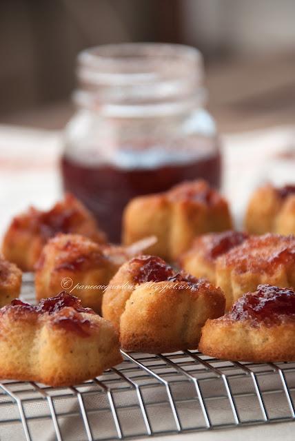 Dolcetti con marmellata di fragole (Little desserts with strawberry jam)