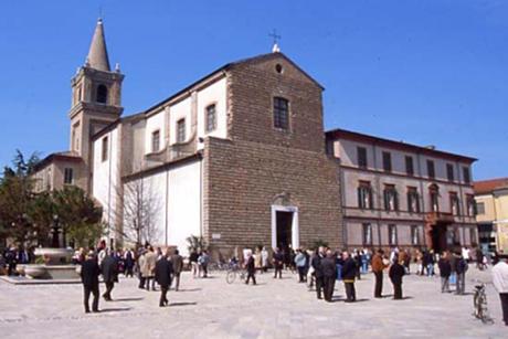 Spara e uccide l’ex amante, poi si barrica nel Duomo di Cervia, circondato dalla polizia