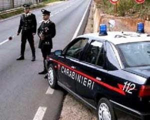 Fugge ad un posto di blocco tentando di investire i Carabinieri