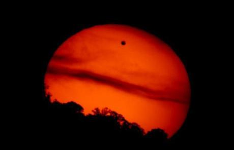 Giugno: il 5 e il 6 è visibile il transito di Venere dinnanzi al Sole. Naso all'insu'