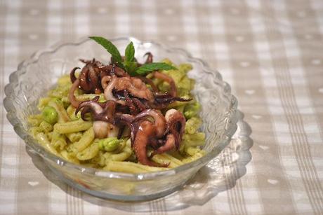 Casarecce con pesto di fave e tentacoli caramellati