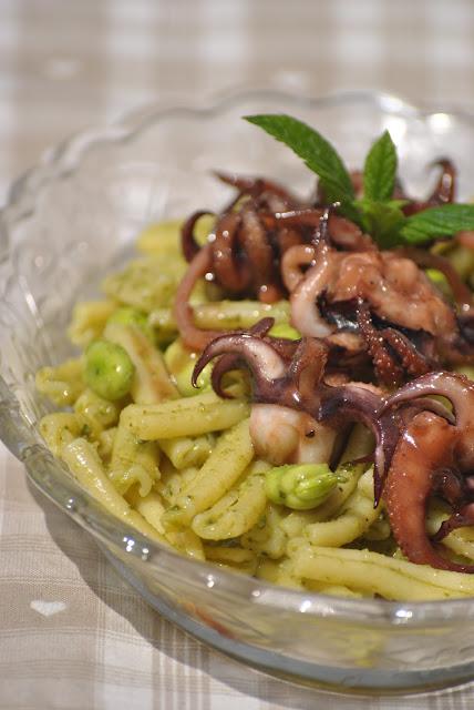 Casarecce con pesto di fave e tentacoli caramellati