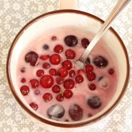 Colazione ricca di vitamina....yogurt home made, frutti rossi e sciroppo d'Agave