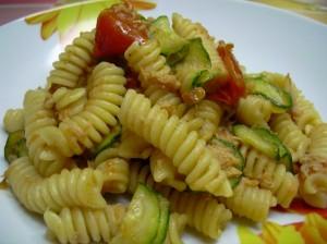 Un primo piatto facile e veloce Fusilli con tonno, zucchine e mozzarella