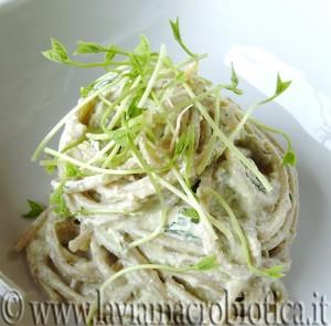 Spaghetti integrali di farro con crema di tofu e germogli di azuki