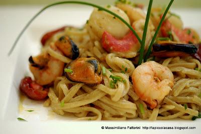 La ricetta Gourmet: tagliolini alla liquirizia con sugo di capesante, gamberi, cozze e pomodori ciliegini secchi