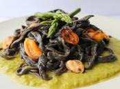 Fettuccine nero seppia cozze crema asparagi