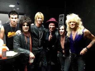 Michael Monroe - Duff McKagan li raggiunge sul palco (video)