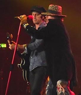 Guns'n'Roses - Izzy Stradlin li raggiunge sul palco a Londra (video)