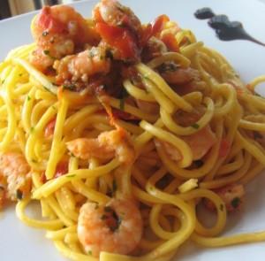 Un primo di pesce Linguine con verdure e gamberi