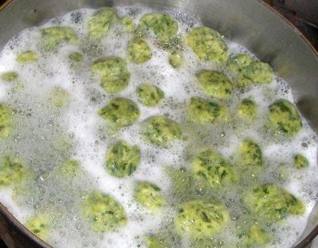 Gnocchi di broccoli in salsa di pomodoro