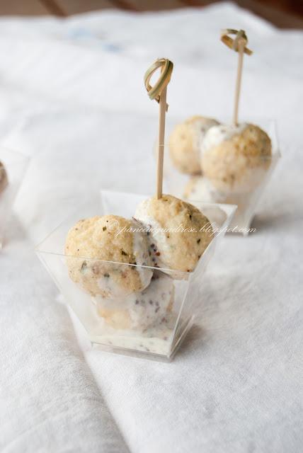 Polpette di pollo e ricotta con salsa di yogurt e senape (Chicken and ricotta cheese balls with yogurt and mustard sauce)