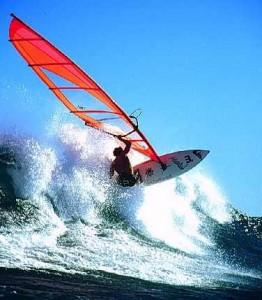 Brutta esperienza di un turista con il suo windsurf Salvato dai pescatori