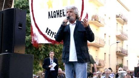 Grillo ad Alghero: “Vi serve un Gandhi per liberarvi dalle “facce da cuccusu”. E sullo scontro col parroco in tempi di Corsera made-in-Vaticano.