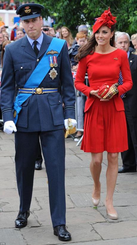 FASHION ICON | La Duchessa di Cambridge risplende in total red alla regata sul Tamigi