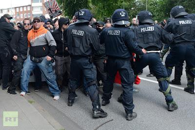 Amburgo: scontri al raduno neonazista!