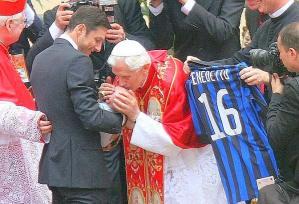 Zanetti e Baresi dal Papa, in dono le magliette di Inter e Milan