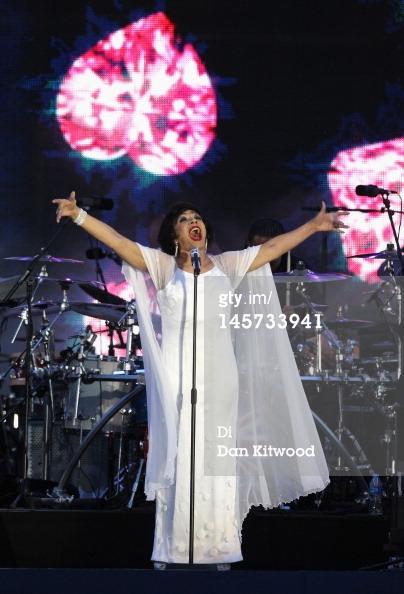 Fotografie di cronaca: Singer Dame Shirley Bassey performs on stage…
