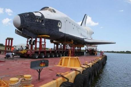 Lo Space Shuttle Explorer tragettato attraverso l’Oceano