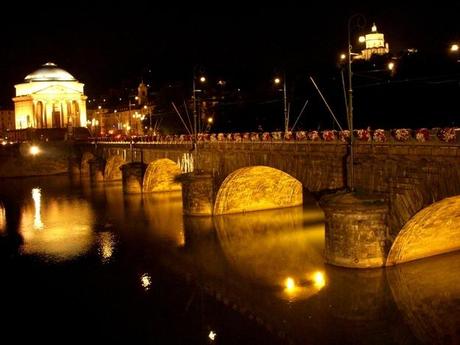 Tragedia al ponte dei Murazzi a Torino: ragazza cade nel Po e annega. Un amico si getta in acqua per tentare di salvarla. Inutilmente