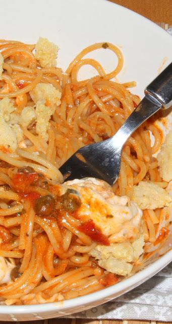 Spaghetti Tiberino con capperi, paprika e fantasia