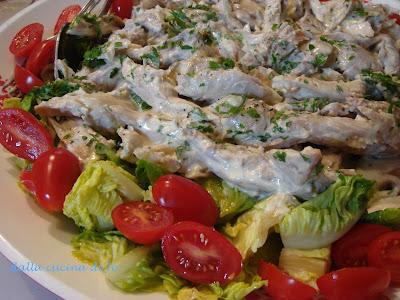 Tacchino in insalata con gemme di lattuga e datterini