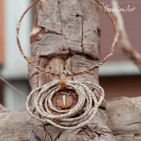 Collana realizzata a mano con corda e conchiglia