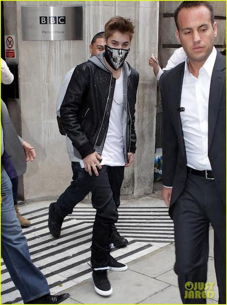 Justin Bieber ha sorriso con un teschio copriviso! (Il video dell'Arena di Verona)