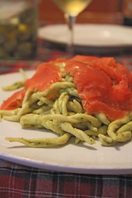 Strozzapreti al pesto di pistacchi e trota affumicata