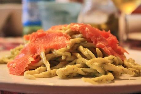 Strozzapreti al pesto di pistacchi e trota affumicata