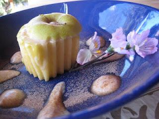 Coppe di mele ripiene di yogurt di soia alla cannella