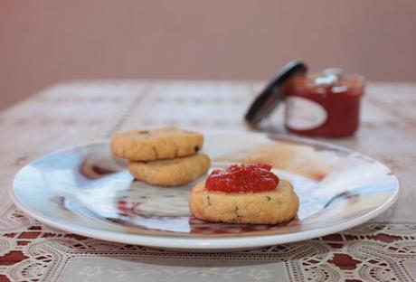 Biscottini salati all’olio extravergine d’oliva, parmigiano e rosmarino