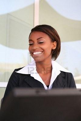 5999491-bella-donna-africana-lavorando-su-portatile-a-un-edificio-per-uffici