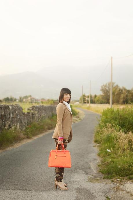 Working Girl: camouflage and a fluo bag