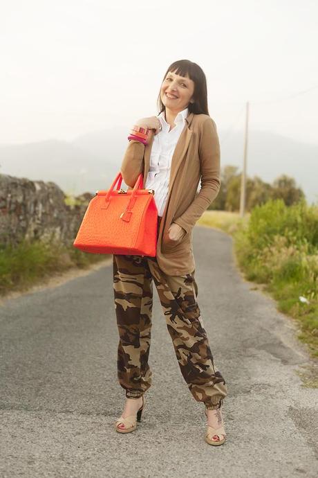 Working Girl: camouflage and a fluo bag